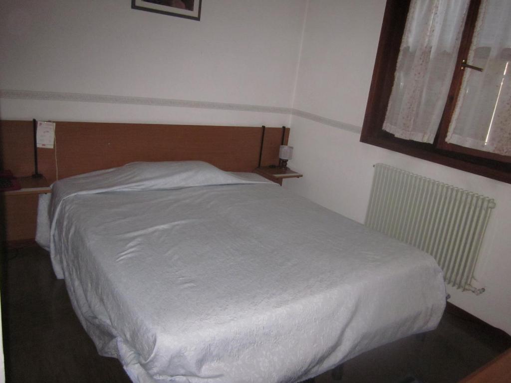 Albergo Leon Bianco Moggio Udinese Habitación foto